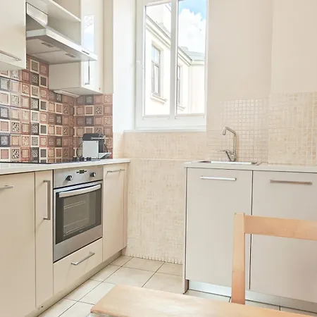 Heart, Sunlit, Free Parking And Bag Storage