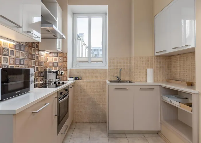 Heart, Sunlit, Free Parking And Bag Storage